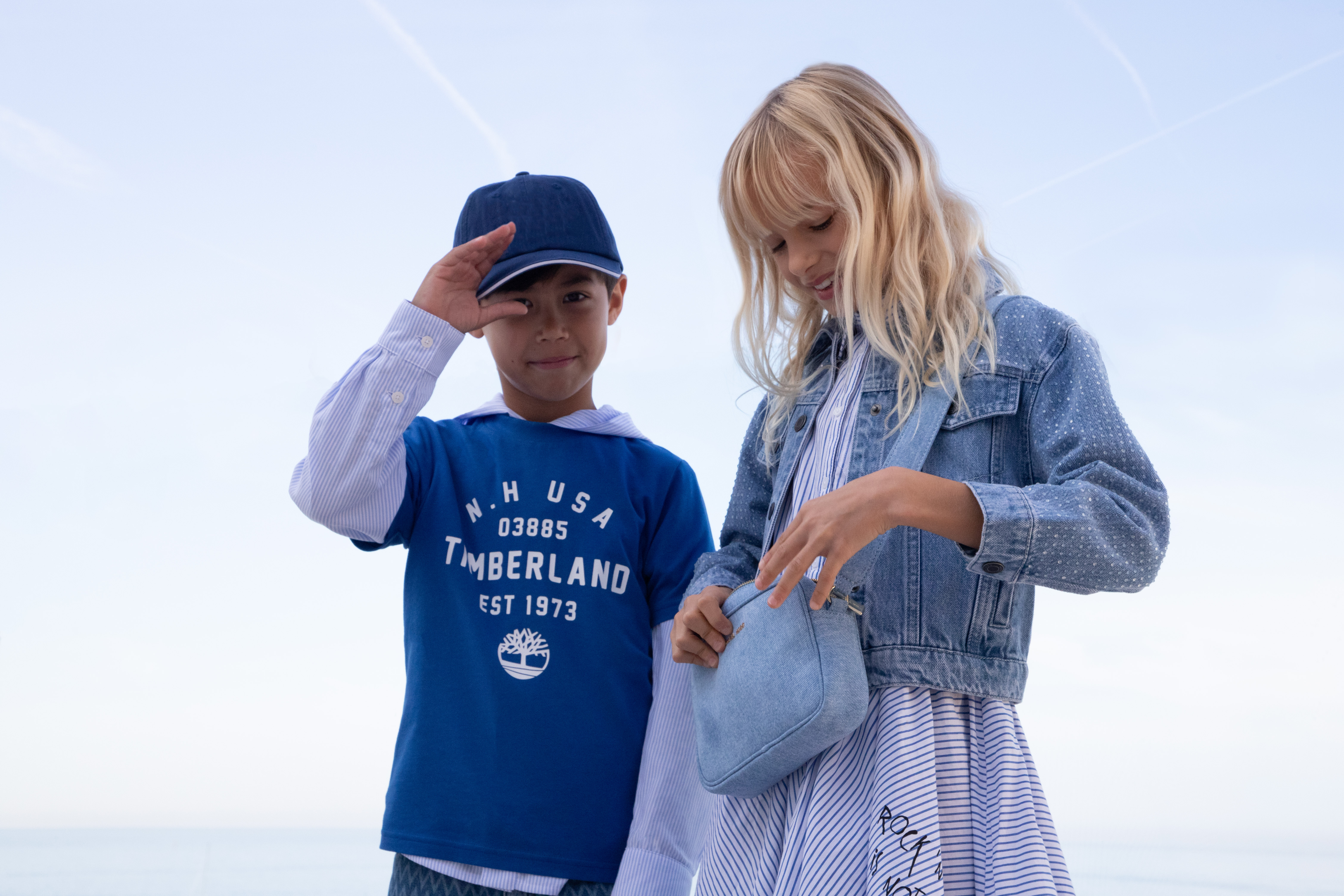 Look chic blu e bianco per bambini